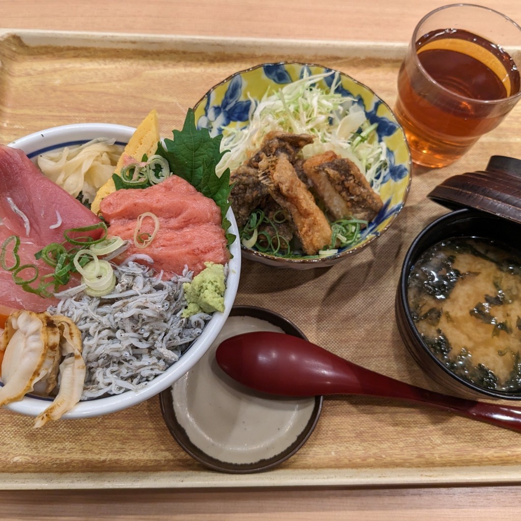ユーザーが投稿した日替わり丼とカレイ唐の写真 - 実際訪問したユーザーが直接撮影して投稿した高島定食屋築地食堂 源ちゃん 横浜スカイビル店の写真