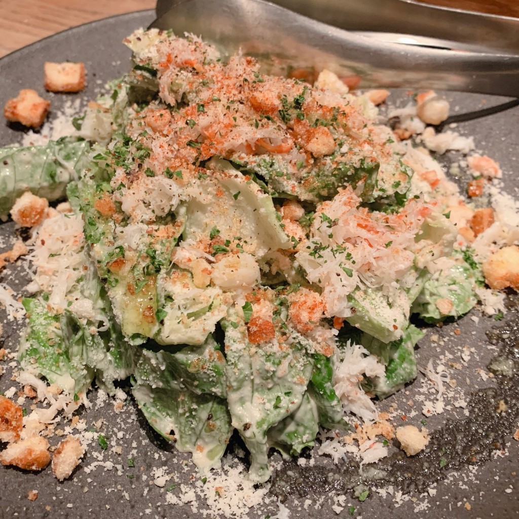 ユーザーが投稿したSnow Crab Kale Caesarの写真 - 実際訪問したユーザーが直接撮影して投稿した恵比寿西シーフードCEDROSの写真