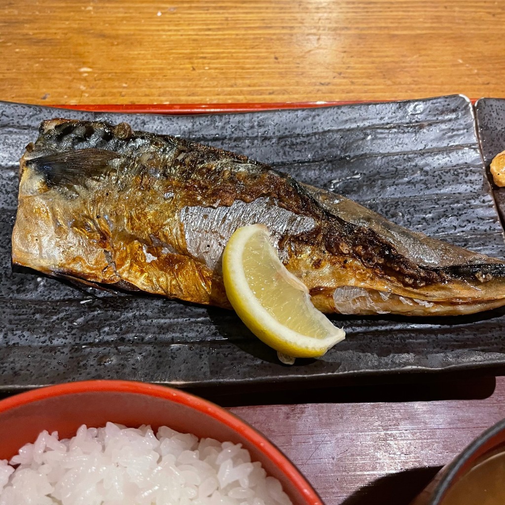 ユーザーが投稿したとろ鯖塩焼き定食+サーモンハラス串の写真 - 実際訪問したユーザーが直接撮影して投稿した赤坂居酒屋炭火焼専門食処 白銀屋 溜池分店の写真