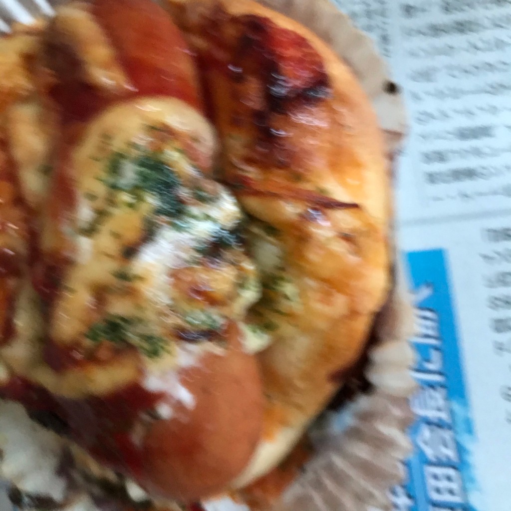ユーザーが投稿したソーセージパンの写真 - 実際訪問したユーザーが直接撮影して投稿した新宿ベーカリーパン家のどん助の写真