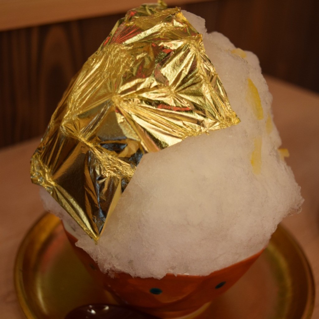 ユーザーが投稿した金のかき氷加賀柚子みつの写真 - 実際訪問したユーザーが直接撮影して投稿した東山カフェ箔座 金の縁起屋の写真