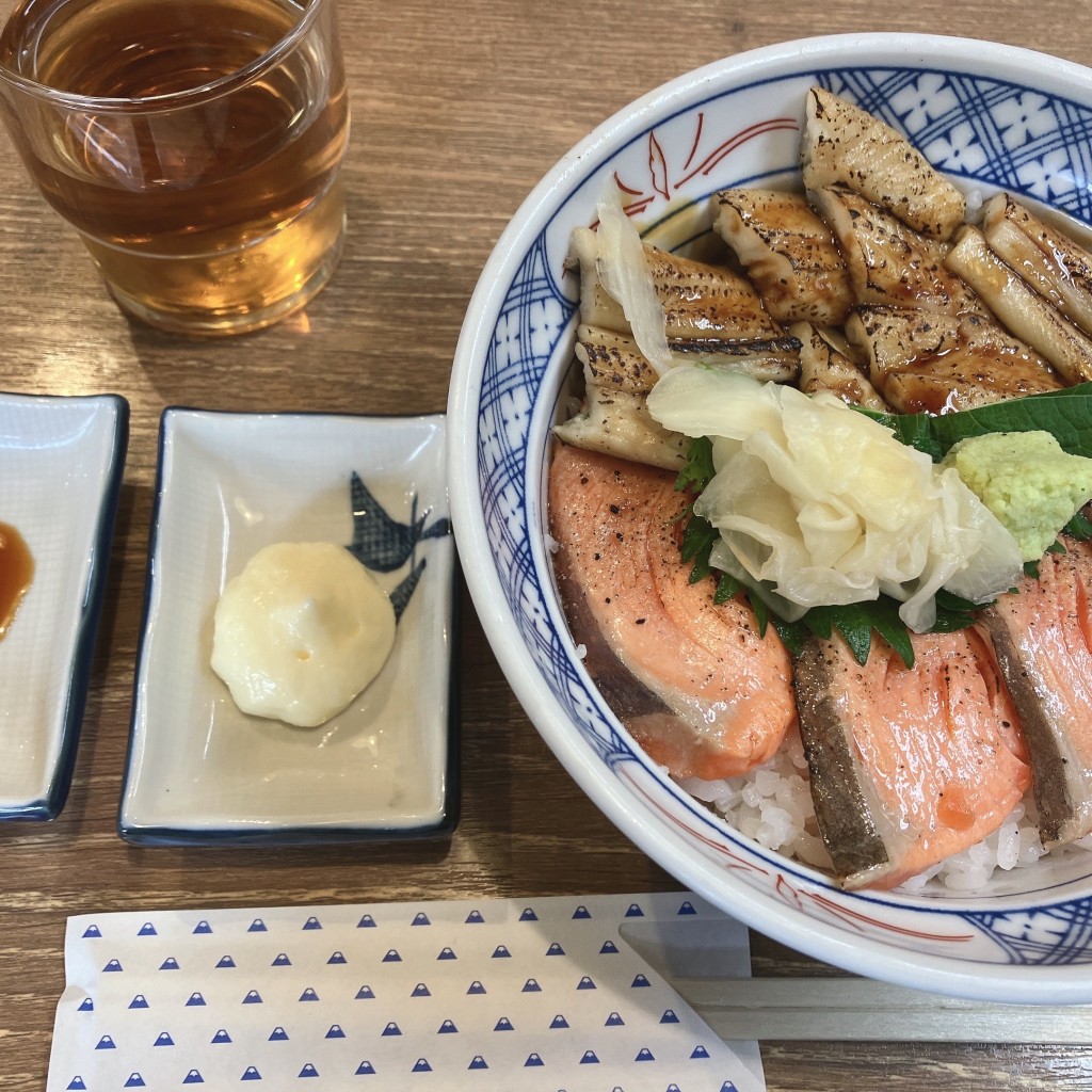 ユーザーが投稿したLunchサーモンと穴子の炙り丼の写真 - 実際訪問したユーザーが直接撮影して投稿した高田馬場居酒屋磯丸水産 高田馬場駅前店の写真