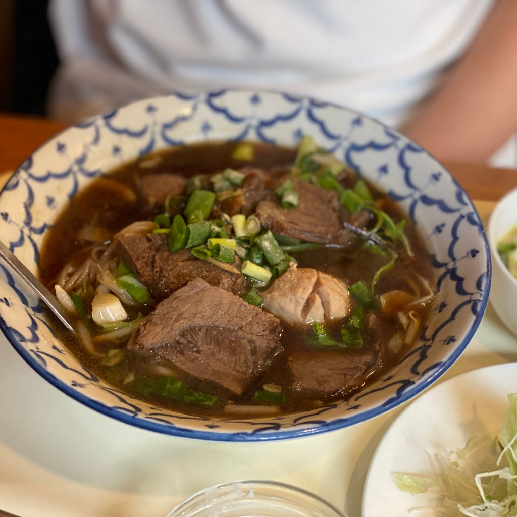 ユーザーが投稿したタイ風牛肉麺の写真 - 実際訪問したユーザーが直接撮影して投稿した新宿タイ料理クルンテープの写真