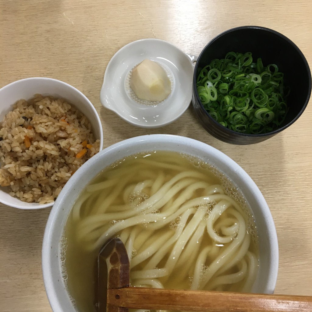 ユーザーが投稿したかけうどん かやくご飯の写真 - 実際訪問したユーザーが直接撮影して投稿した南開うどん釜揚 うどん 一紀の写真