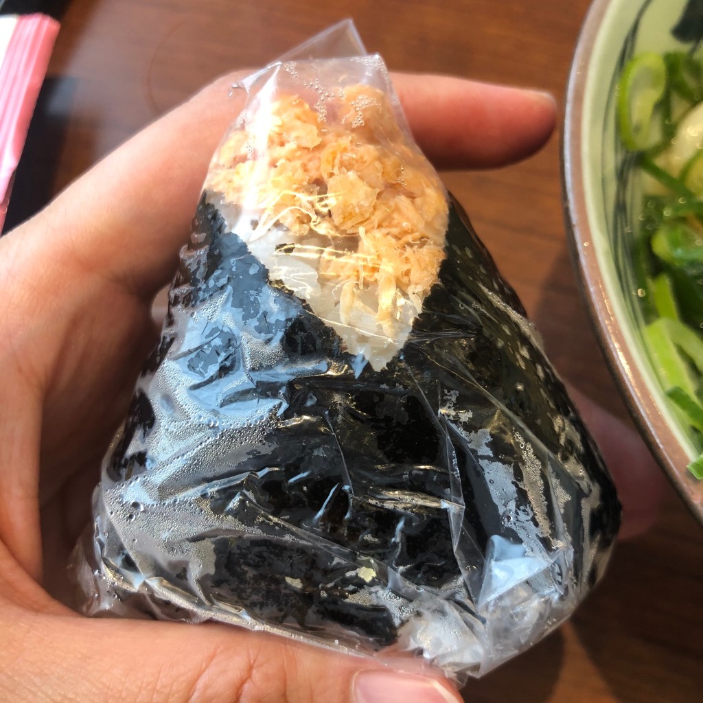 ユーザーが投稿した鮭オムスビの写真 - 実際訪問したユーザーが直接撮影して投稿した小幡宮ノ腰うどん丸亀製麺 守山店の写真