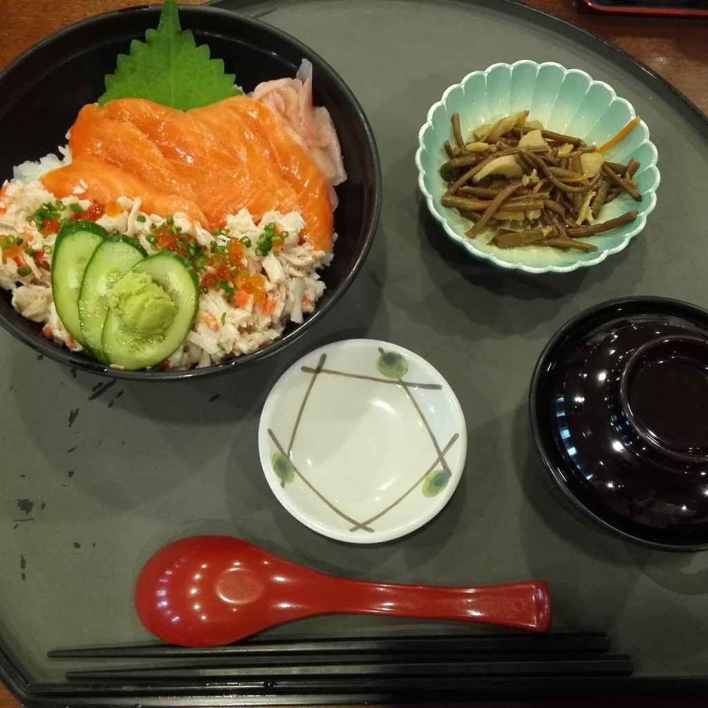 ユーザーが投稿した鮭かに丼の写真 - 実際訪問したユーザーが直接撮影して投稿した永田町定食屋参議院議員会館食堂の写真