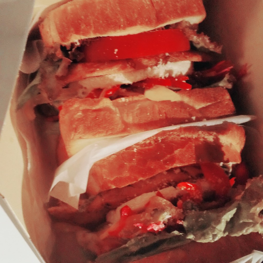 ユーザーが投稿したグリルチキンと彩り野菜のサンドの写真 - 実際訪問したユーザーが直接撮影して投稿した西新宿イタリアンアークラウンジ 新宿西口駅前店の写真