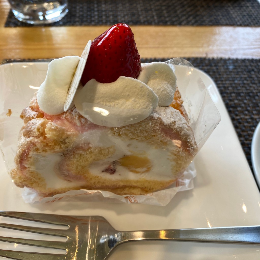 ユーザーが投稿した苺のロールケーキの写真 - 実際訪問したユーザーが直接撮影して投稿した共和町(きょうわちょう)ケーキパティスリー・フカヤの写真