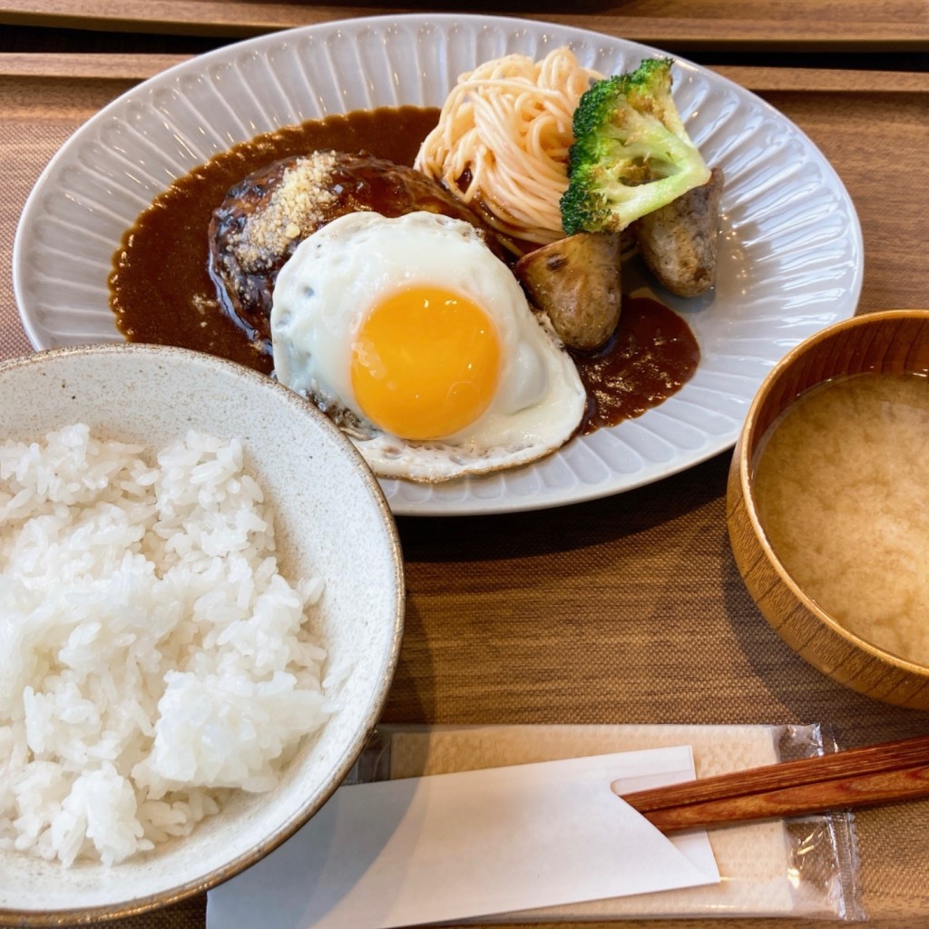 ユーザーが投稿したJ 目玉焼きのせハンバークの写真 - 実際訪問したユーザーが直接撮影して投稿した池辺町ハンバーグ山本のハンバーグの写真