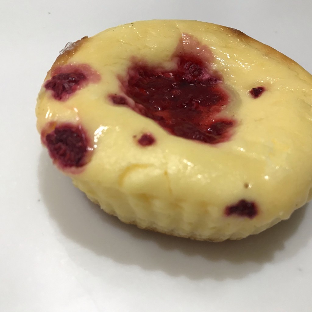 ユーザーが投稿した木苺のベイクドチーズケーキの写真 - 実際訪問したユーザーが直接撮影して投稿した中筋カフェサニーサイド 宝塚中山寺店の写真