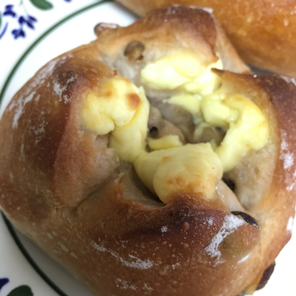 ユーザーが投稿したパン クリームチーズとレーズンの写真 - 実際訪問したユーザーが直接撮影して投稿した溝口ベーカリーポンパドウル 溝口店の写真