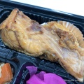 天然鮭塩焼き弁当 - 実際訪問したユーザーが直接撮影して投稿した神田司町魚介 / 海鮮料理磯浜魚業の写真のメニュー情報