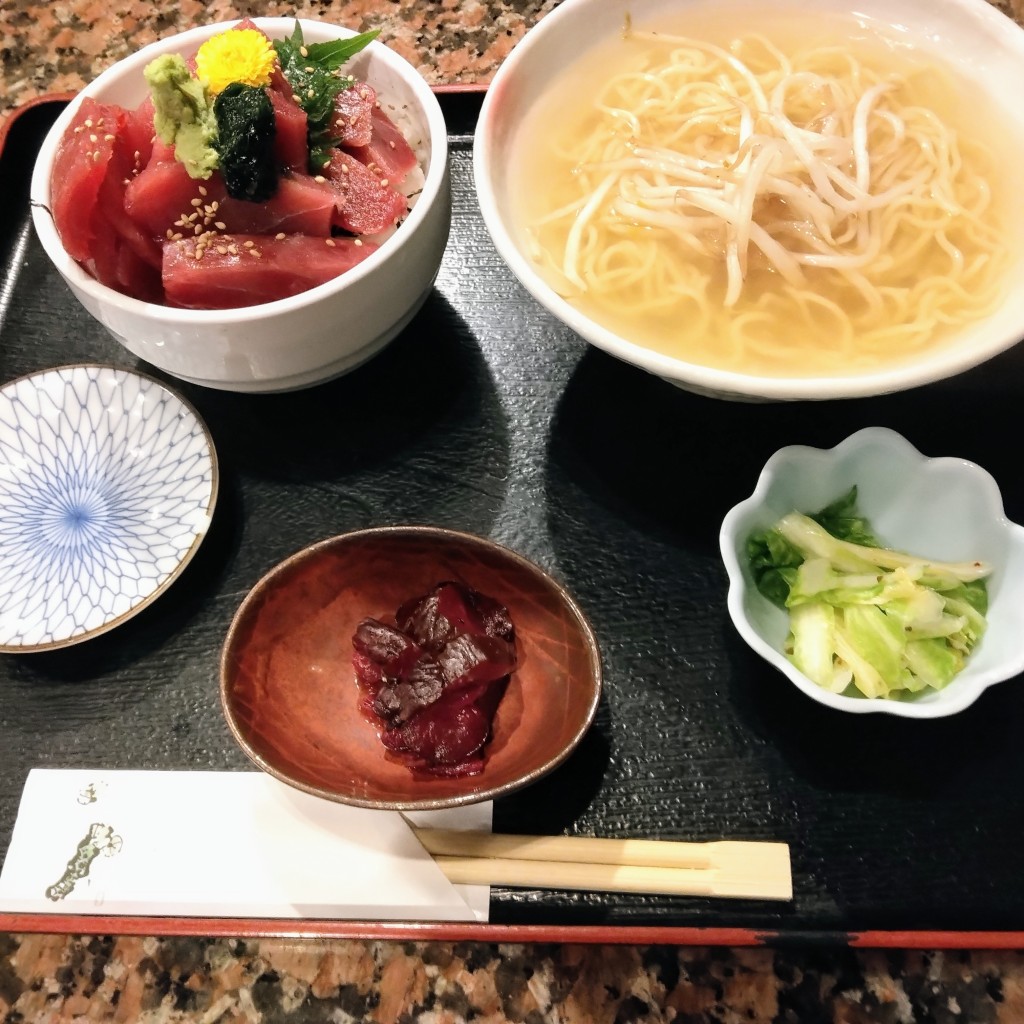 ユーザーが投稿したランチマグロ丼セットの写真 - 実際訪問したユーザーが直接撮影して投稿した登戸定食屋磯料理 元海の写真