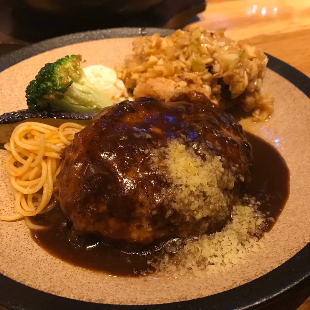 ユーザーが投稿した今週のコンビプレート 油淋鶏の写真 - 実際訪問したユーザーが直接撮影して投稿した渋谷ハンバーグ山本のハンバーグ 渋谷食堂の写真
