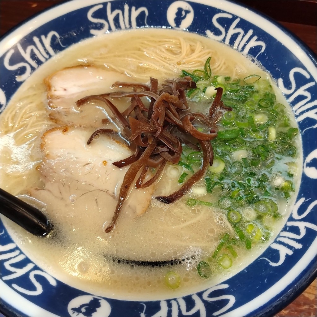 ユーザーが投稿したとんこつラーメンの写真 - 実際訪問したユーザーが直接撮影して投稿した博多駅中央街ラーメン専門店博多純情らーめん ShinShin 博多デイトス店の写真