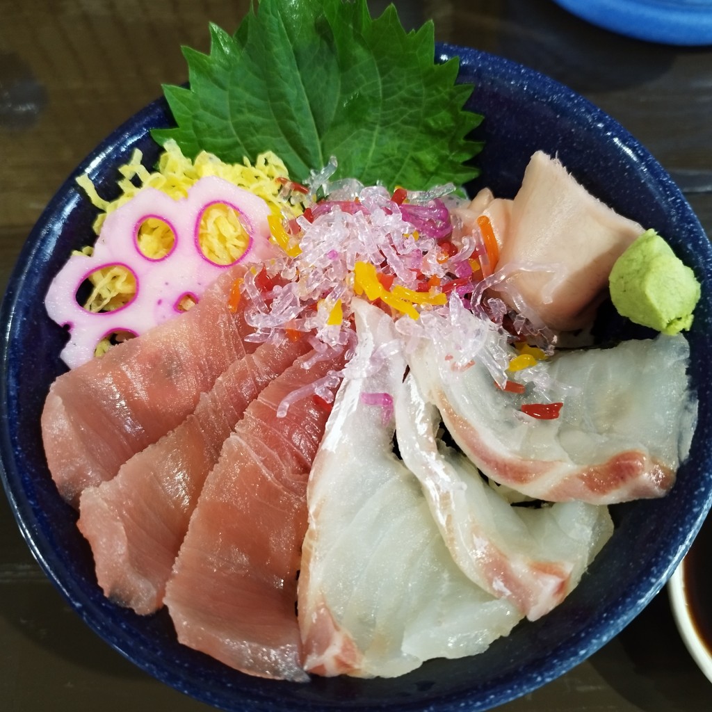 ユーザーが投稿した生マグロと真鯛丼の写真 - 実際訪問したユーザーが直接撮影して投稿した楠本丼ものお食事処 渡舟の写真