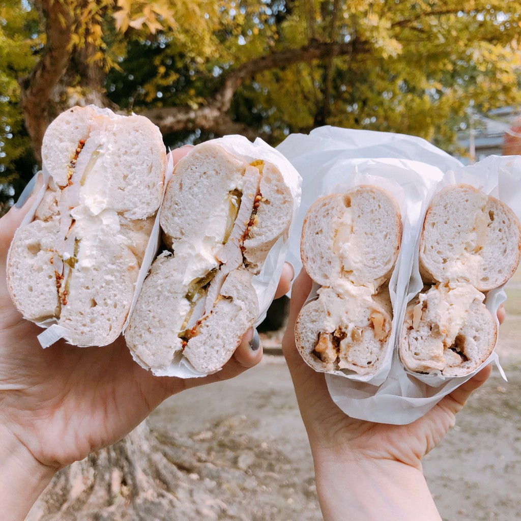 ユーザーが投稿したスモークチキン、クリームチーズのベーグルサンドイッチの写真 - 実際訪問したユーザーが直接撮影して投稿した上賀茂池端町ベーグルRadio Bagelの写真