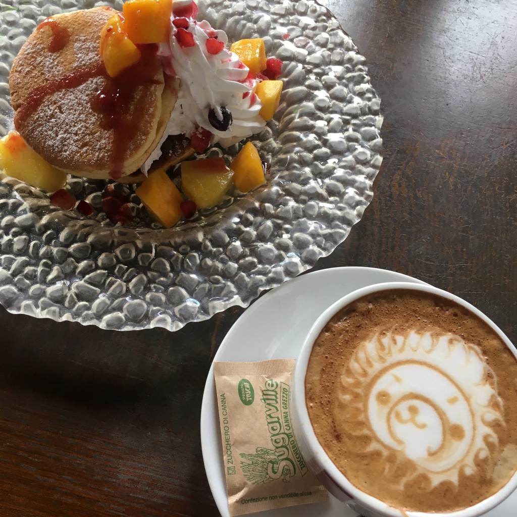 ユーザーが投稿したマンゴーとパイナップルのパンケーキセットの写真 - 実際訪問したユーザーが直接撮影して投稿した問屋町カフェカフェ クラウディブラウンの写真