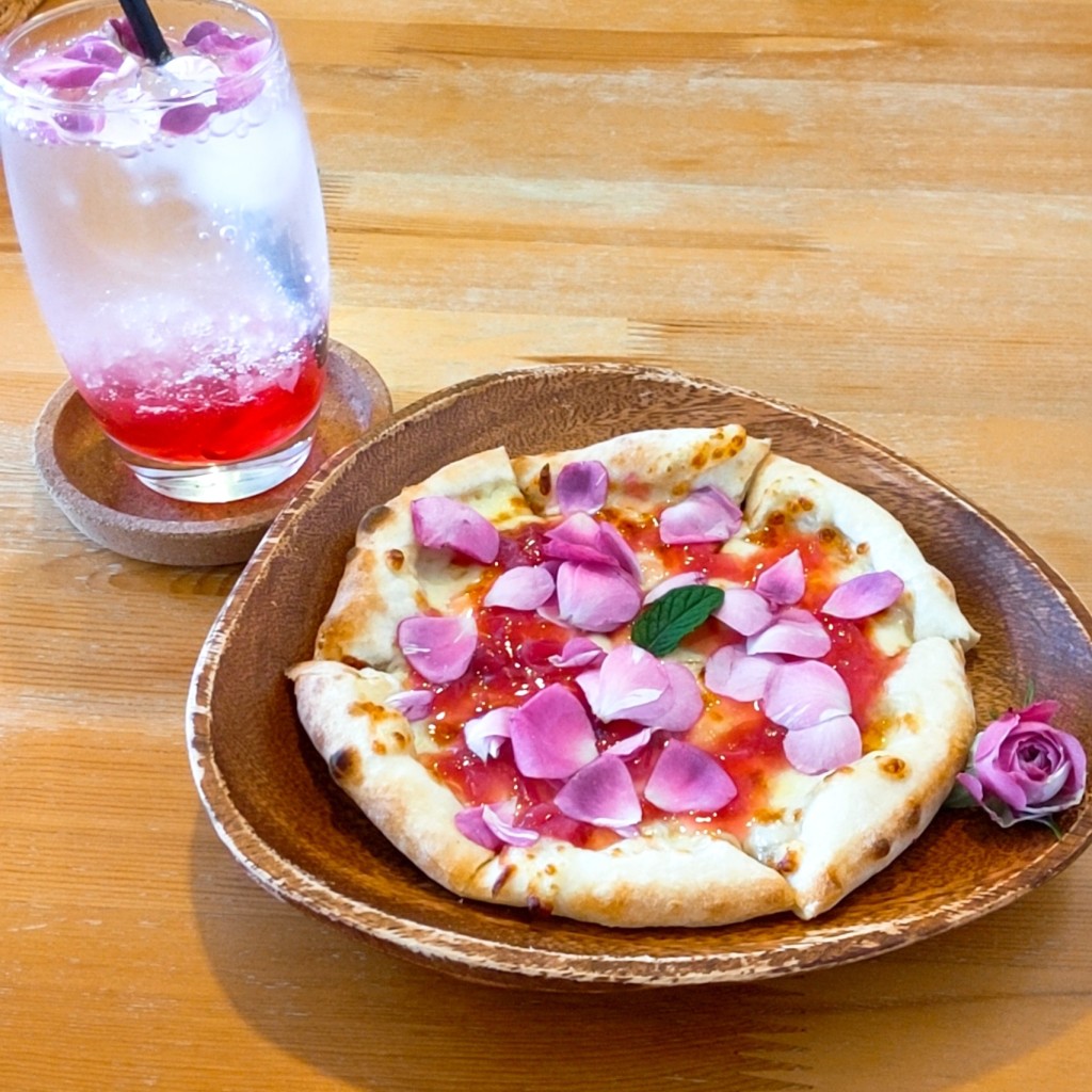 ユーザーが投稿したバラのピザの写真 - 実際訪問したユーザーが直接撮影して投稿した中野カフェカフェ ラスティックの写真