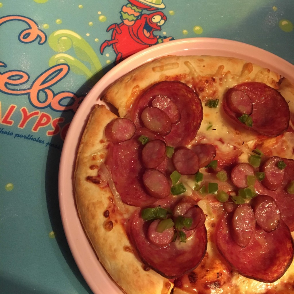 ユーザーが投稿したソーセージとベーコンのピザの写真 - 実際訪問したユーザーが直接撮影して投稿した舞浜ピザセバスチャンのカリプソキッチンの写真