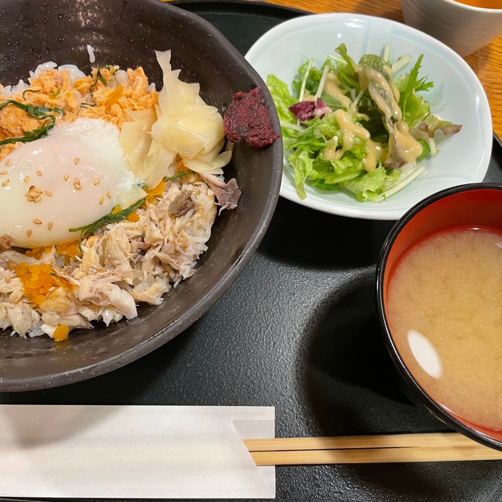 ユーザーが投稿した焼き鯖と鮭ほぐしの温玉丼の写真 - 実際訪問したユーザーが直接撮影して投稿した西新宿魚介 / 海鮮料理原始焼・二代目・魚々子の写真