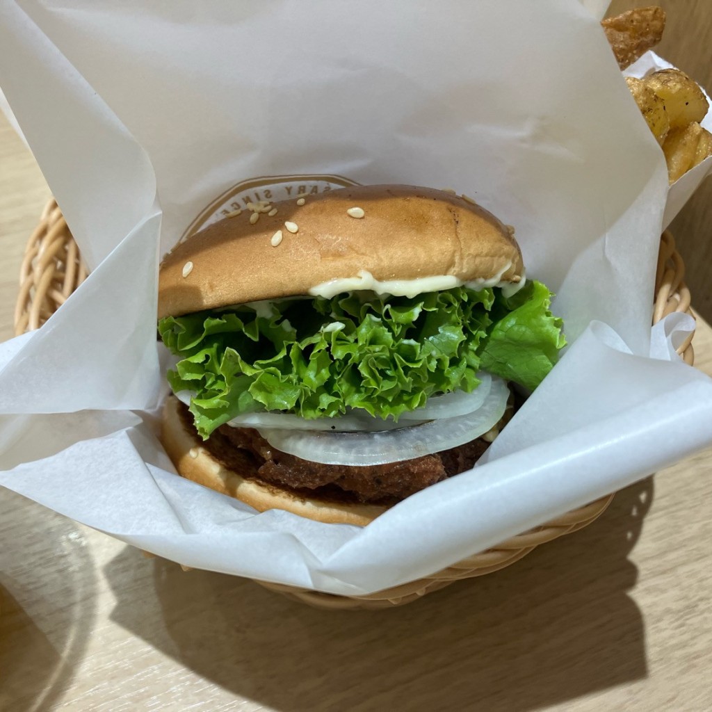 ユーザーが投稿したクリスピーチキンバーガーの写真 - 実際訪問したユーザーが直接撮影して投稿した新砂ハンバーガーフレッシュネスバーガー SUNAMO店の写真