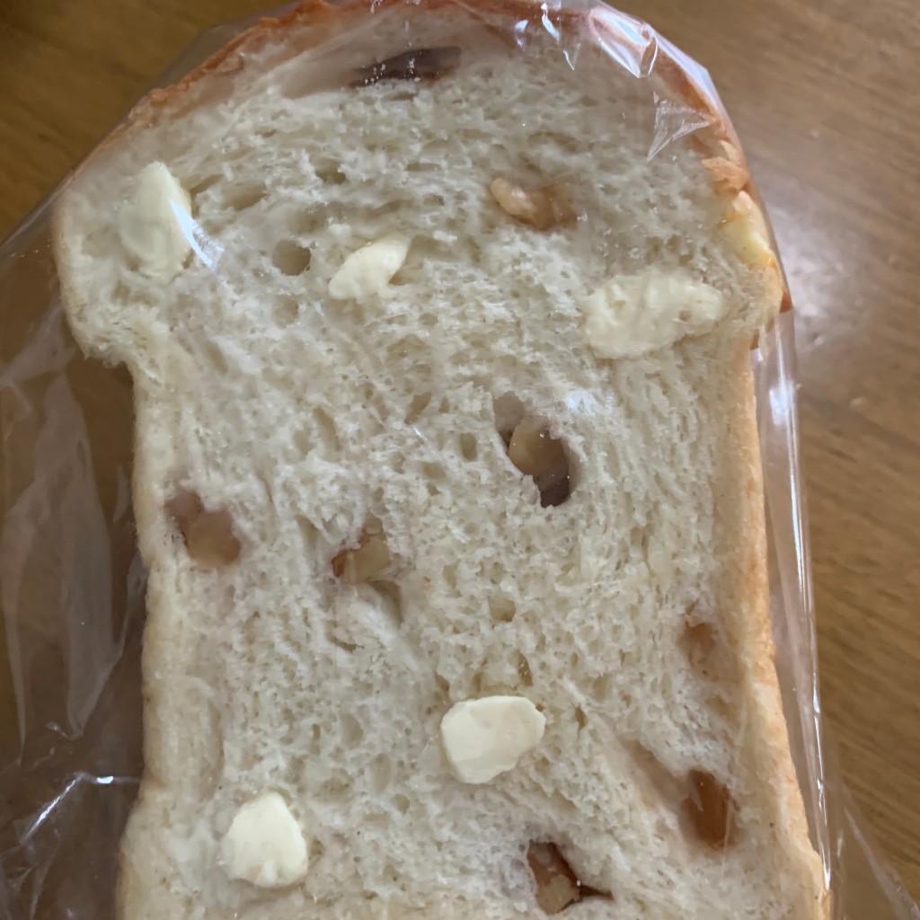 ユーザーが投稿したくるみとクリームチーズ入りパンの写真 - 実際訪問したユーザーが直接撮影して投稿した松岡ベーカリーぱんぱかぱんの写真