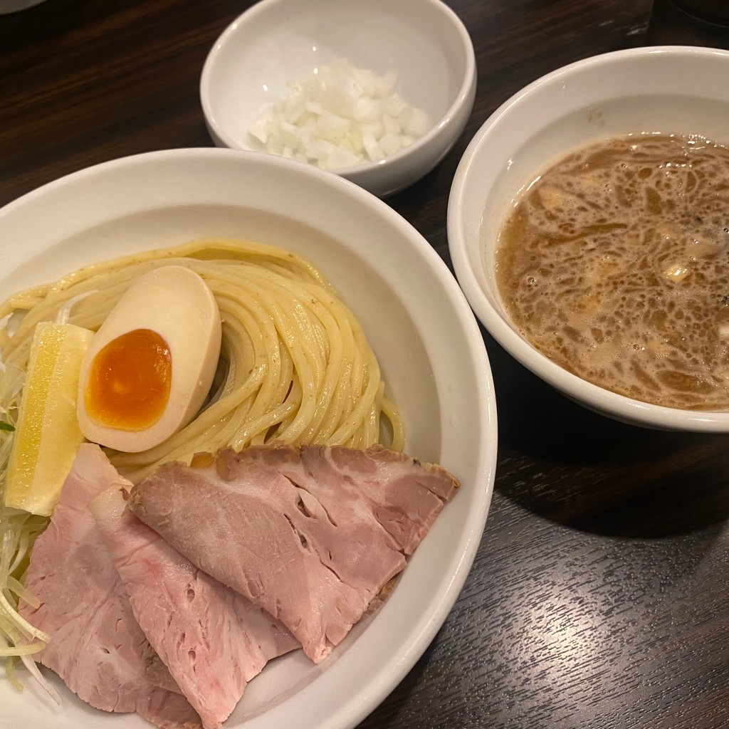 ユーザーが投稿した魚つけ麺(玉ねぎ)の写真 - 実際訪問したユーザーが直接撮影して投稿した西新宿ラーメン専門店魚と豚と黒三兵の写真