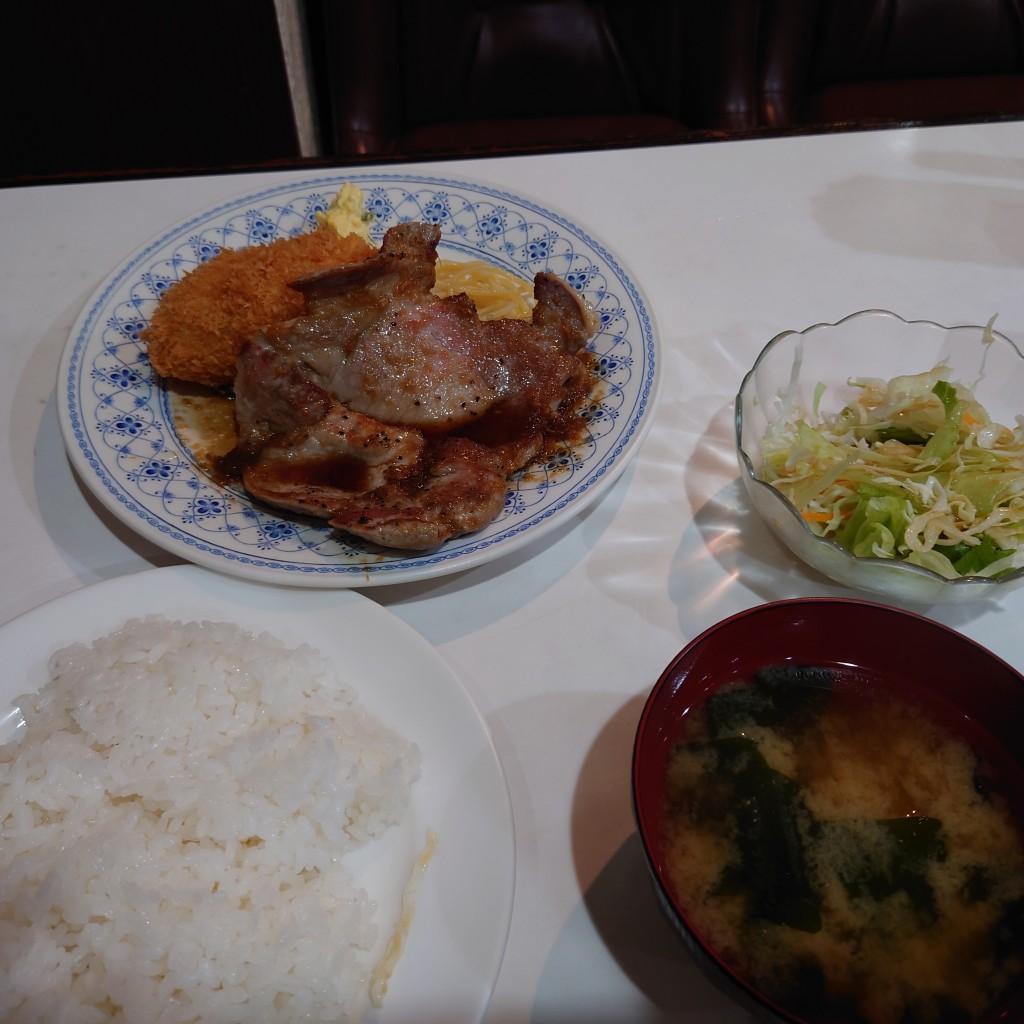 ユーザーが投稿したポークジンジャー&クリームコロッケ定食の写真 - 実際訪問したユーザーが直接撮影して投稿した日本橋小伝馬町洋食エンドレスの写真