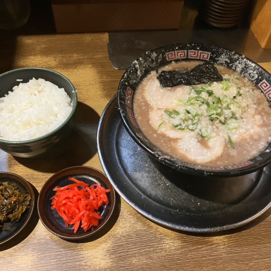 ユーザーが投稿したとんこつラーメン+ごはんの写真 - 実際訪問したユーザーが直接撮影して投稿した戎本町ラーメン / つけ麺無鉄砲 大阪店の写真