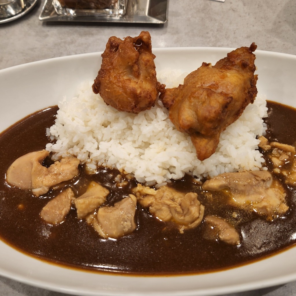 ユーザーが投稿したチキンカレー🍛と唐揚げトッピングの写真 - 実際訪問したユーザーが直接撮影して投稿した駅前本町カレーカレーハウス ピヨ 川崎アゼリア店の写真