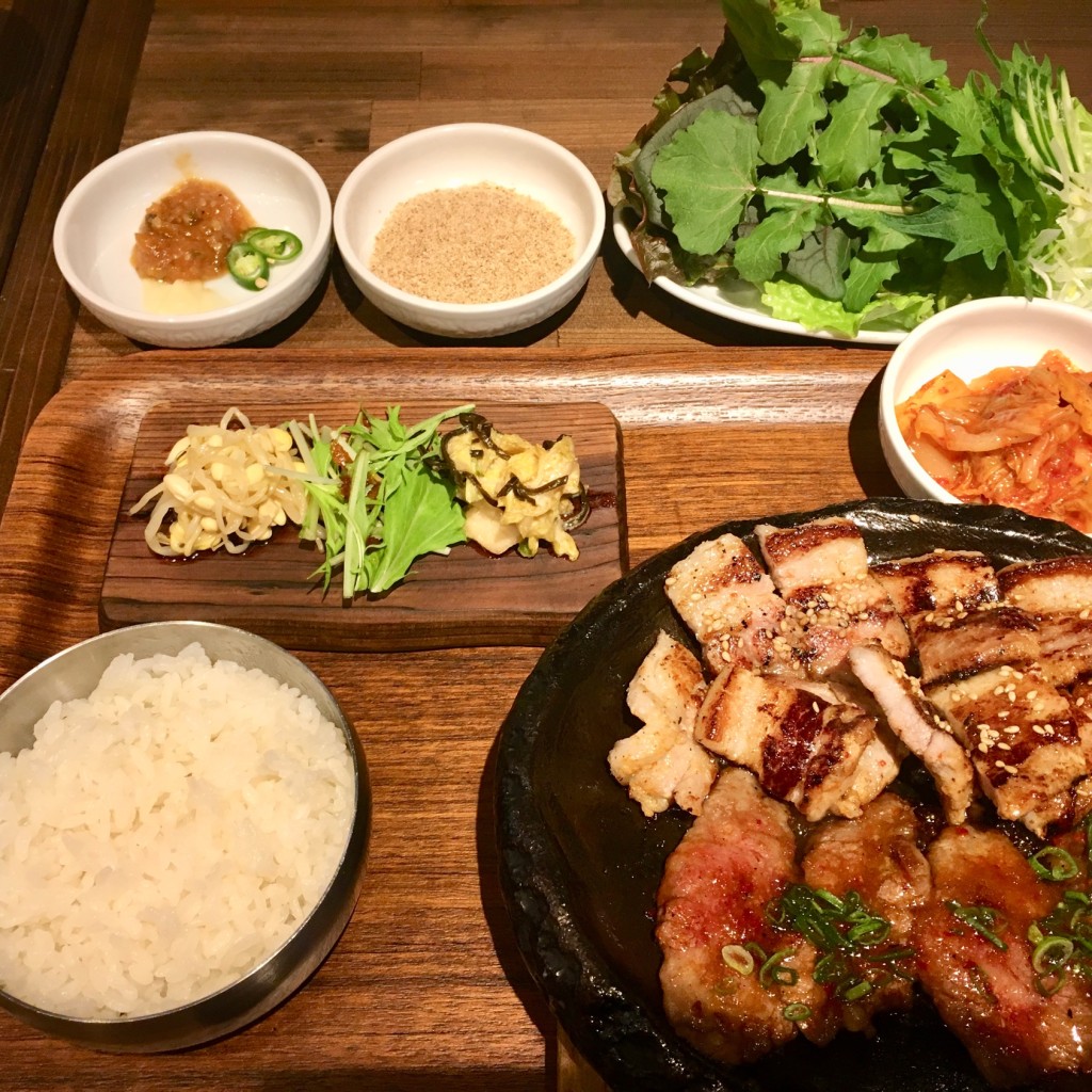 ユーザーが投稿したサムギョプサル入り焼肉ミックスの写真 - 実際訪問したユーザーが直接撮影して投稿した片瀬海岸韓国料理湘南韓バル GOKANの写真