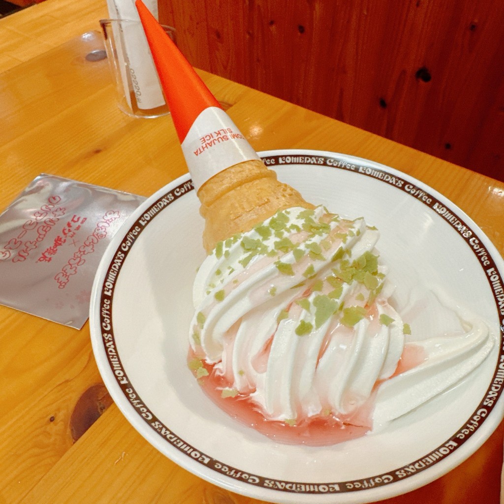 ユーザーが投稿した桜舞うソフトクリームの写真 - 実際訪問したユーザーが直接撮影して投稿した下須頃喫茶店コメダ珈琲店 三条店の写真