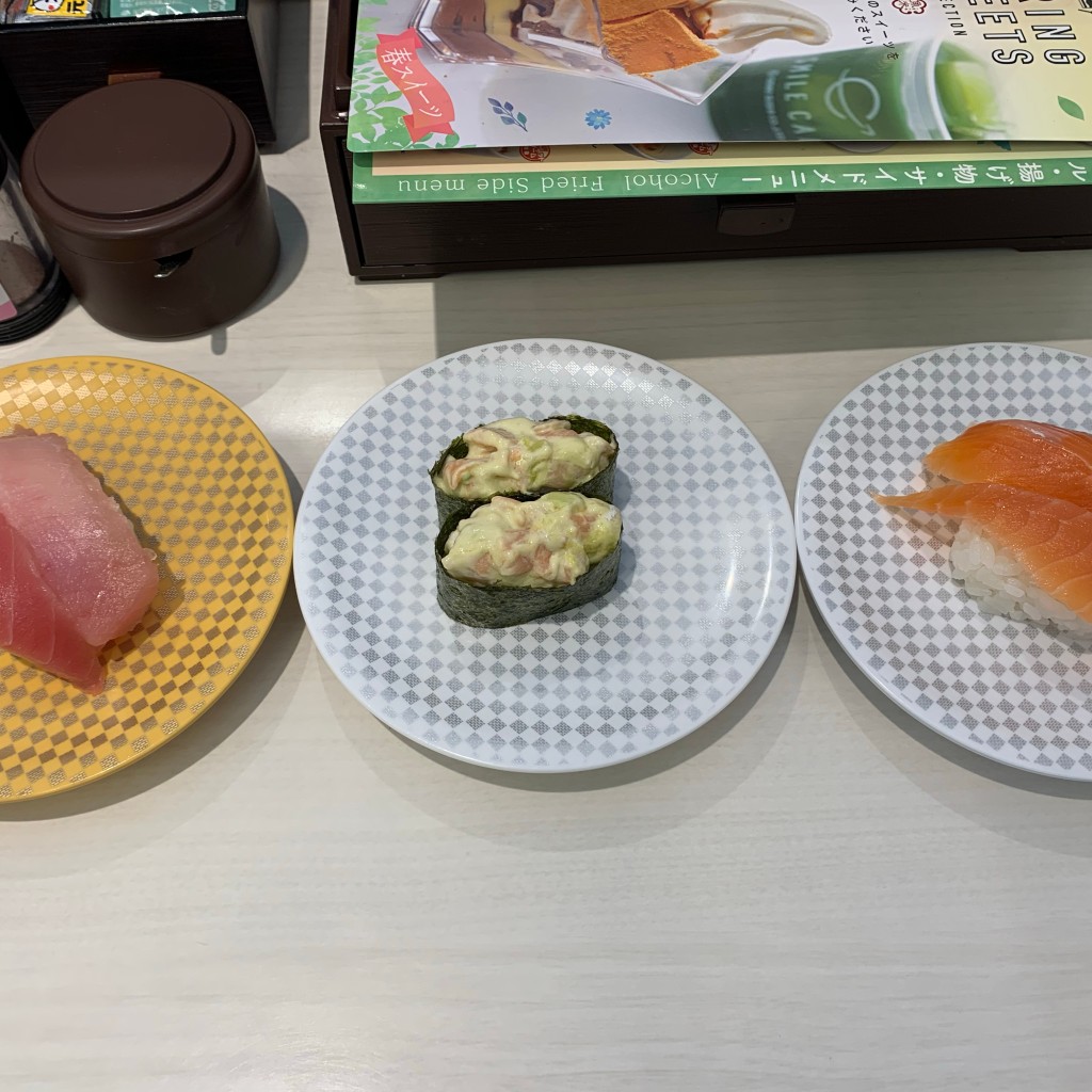 ユーザーが投稿したサーモンアボカドぐんかんの写真 - 実際訪問したユーザーが直接撮影して投稿した新堀町寿司魚べい パワーモール前橋みなみ店の写真