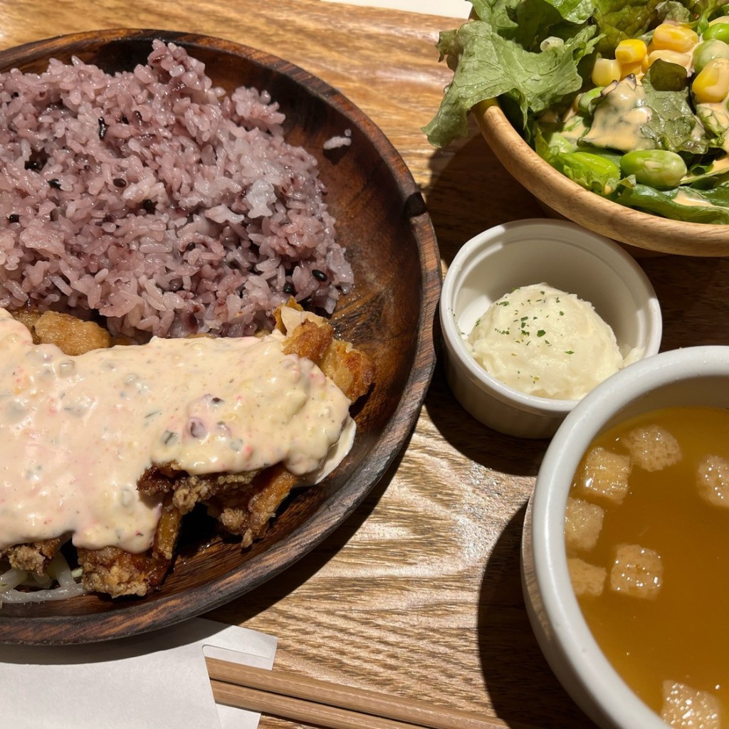ユーザーが投稿したタルタルチキンタツタ定食の写真 - 実際訪問したユーザーが直接撮影して投稿した新宿カフェABC canteenの写真