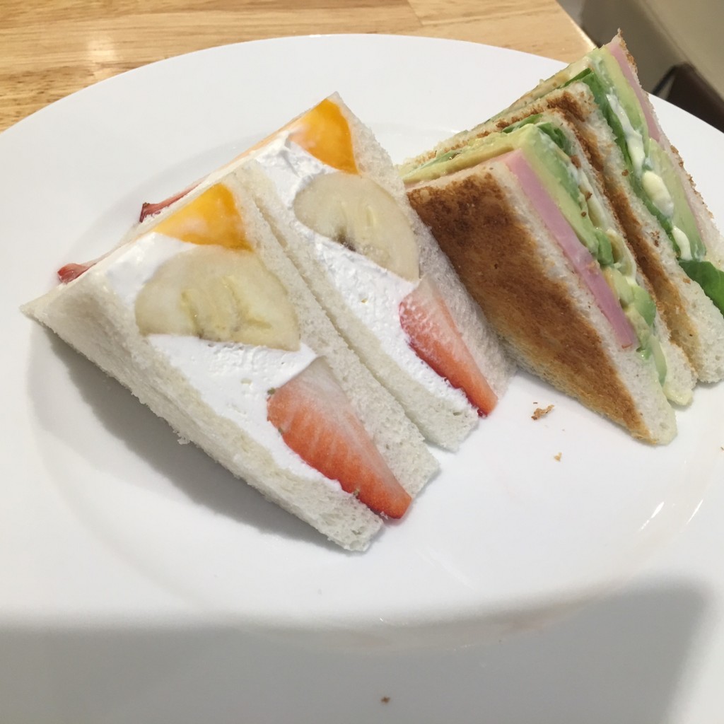 ユーザーが投稿したフルーツサンドイッチの写真 - 実際訪問したユーザーが直接撮影して投稿した赤坂パンケーキホットケーキパーラー フルフル 赤坂店の写真