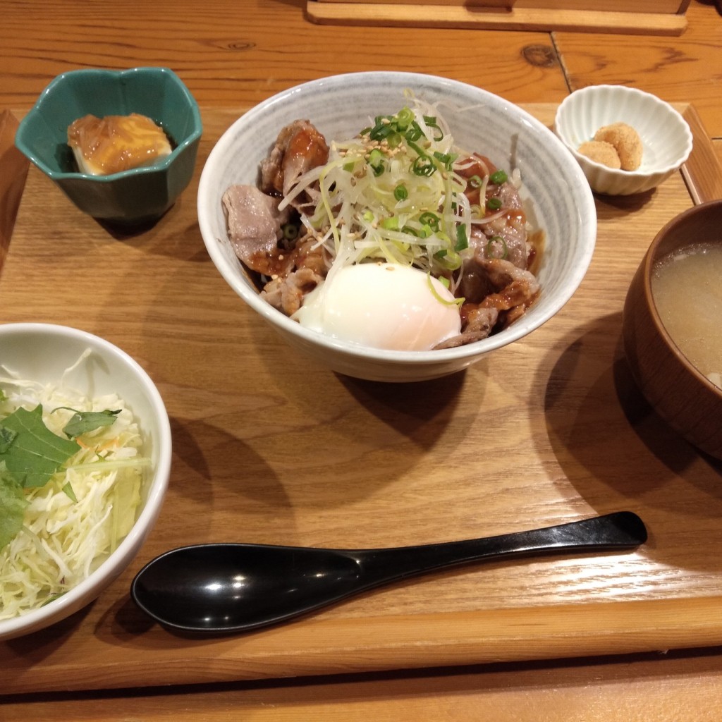 ユーザーが投稿したLunch温玉豚丼あかの写真 - 実際訪問したユーザーが直接撮影して投稿した高島居酒屋黒ぶたや ルミネ横浜店の写真