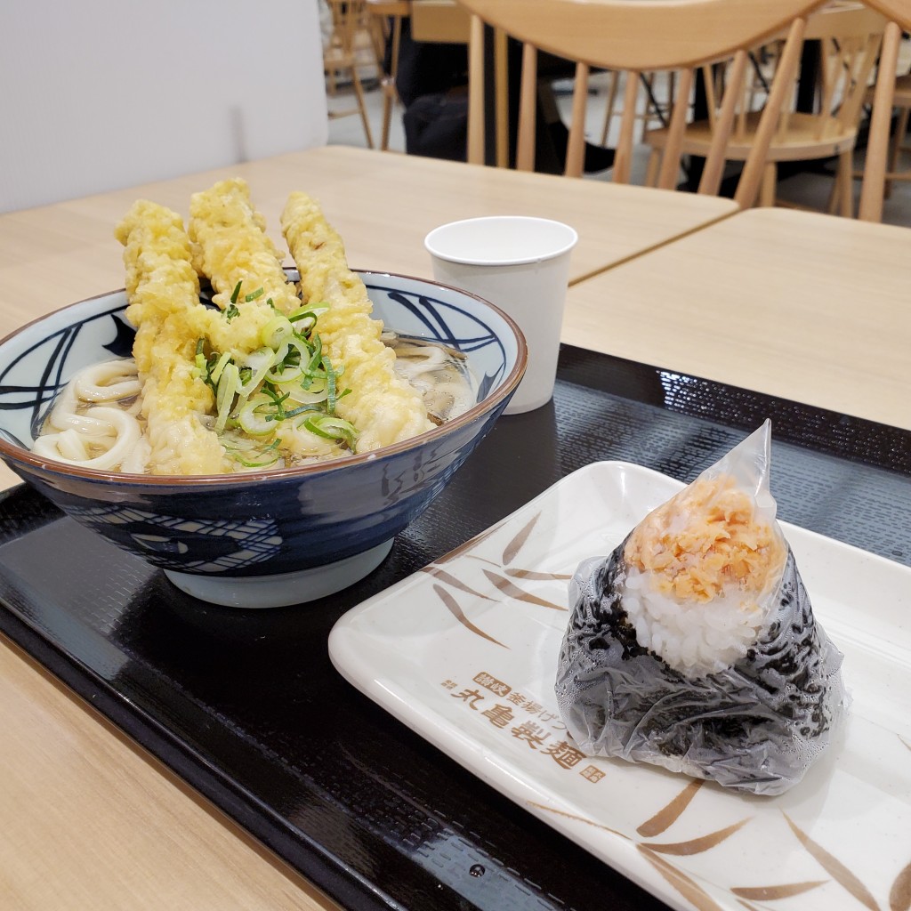 ユーザーが投稿した鮭おむすびの写真 - 実際訪問したユーザーが直接撮影して投稿した潮江うどん丸亀製麺 あまがさきキューズモール店の写真