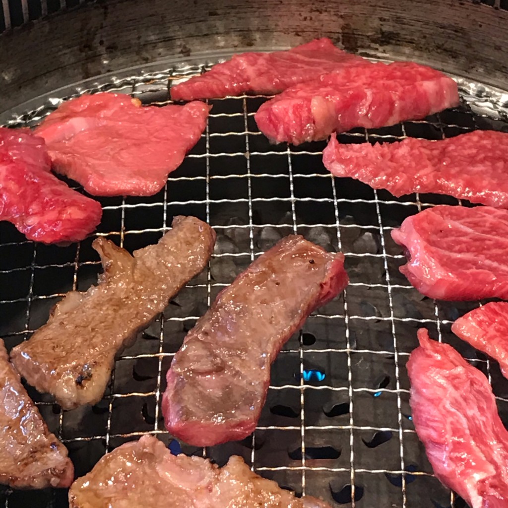 ユーザーが投稿したもとぶ牛焼肉セットの写真 - 実際訪問したユーザーが直接撮影して投稿した久茂地焼肉焼肉 もとぶ牧場 那覇店の写真