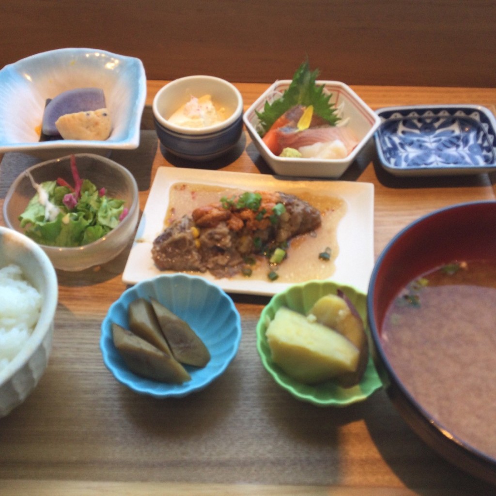 ユーザーが投稿した雲丹のせ牛ロース巻き定食の写真 - 実際訪問したユーザーが直接撮影して投稿した高島居酒屋Hokkaido Gourmet Dining 北海道 横浜スカイビル店の写真