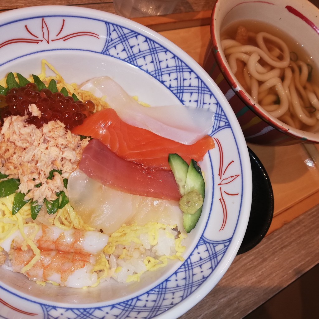 ユーザーが投稿した海鮮チラシ寿司麺セットの写真 - 実際訪問したユーザーが直接撮影して投稿した中之島和食 / 日本料理かかし イオンモール神戸南店の写真