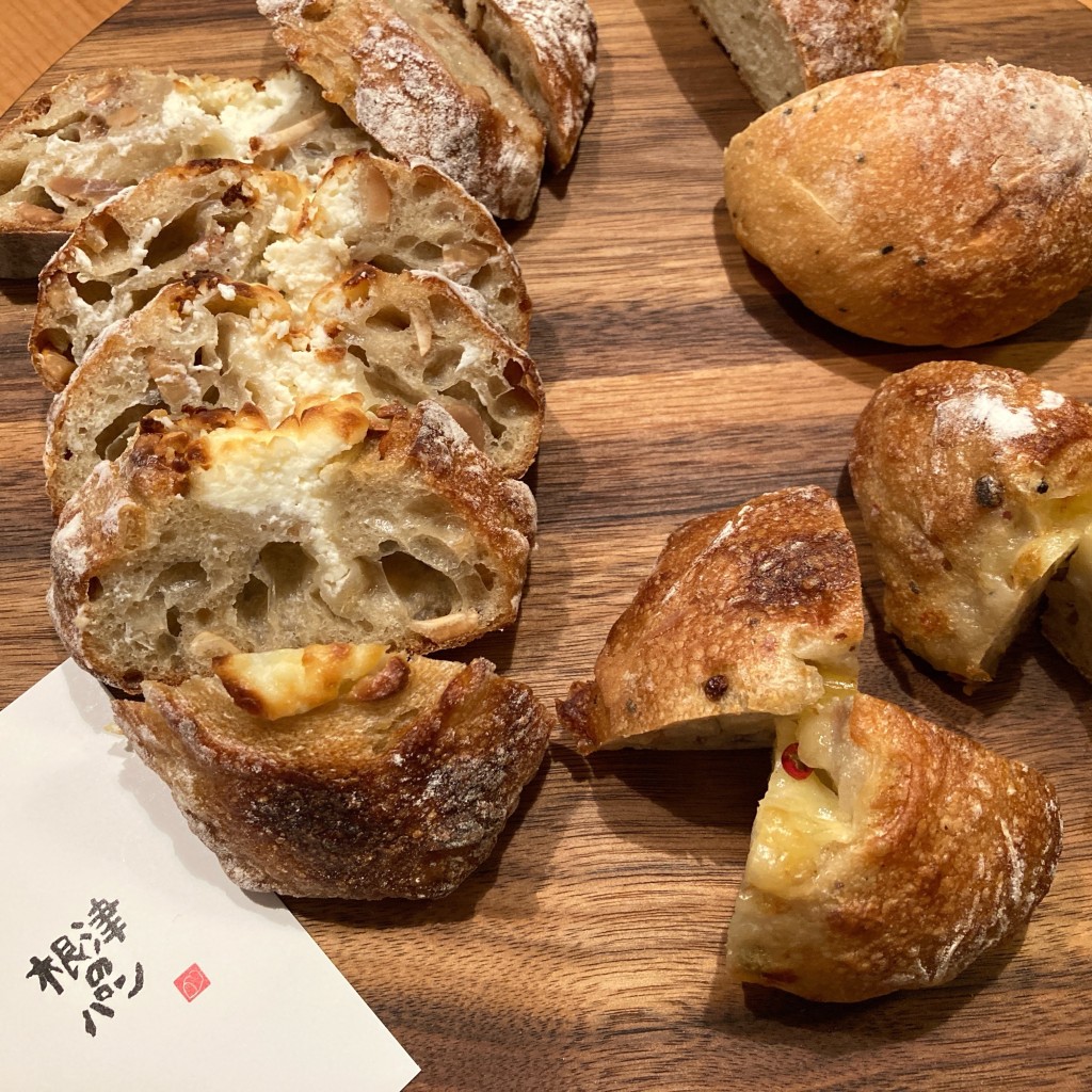 ユーザーが投稿した3種のペッパーとカマンベールの写真 - 実際訪問したユーザーが直接撮影して投稿した根津ベーカリー根津のパンの写真