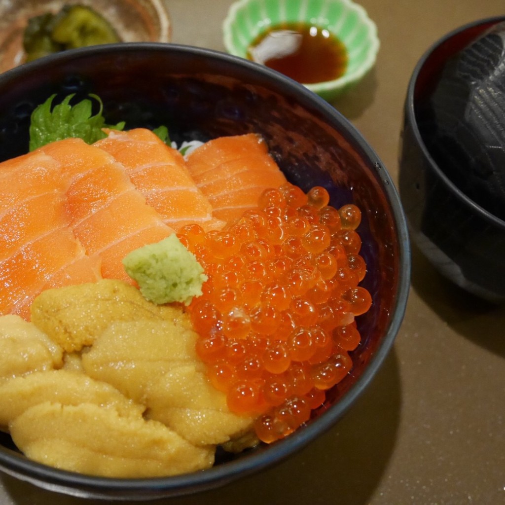 ユーザーが投稿した三種丼の写真 - 実際訪問したユーザーが直接撮影して投稿した大手町魚介 / 海鮮料理うに むらかみ 函館本店の写真