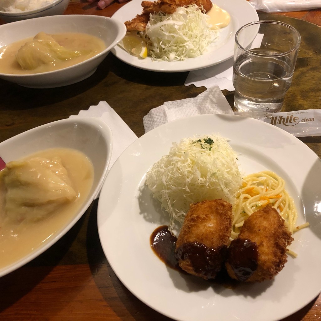 ユーザーが投稿した帆立クリームコロッケとロールキャベツシチューの写真 - 実際訪問したユーザーが直接撮影して投稿した新宿洋食アカシア 新宿本店の写真