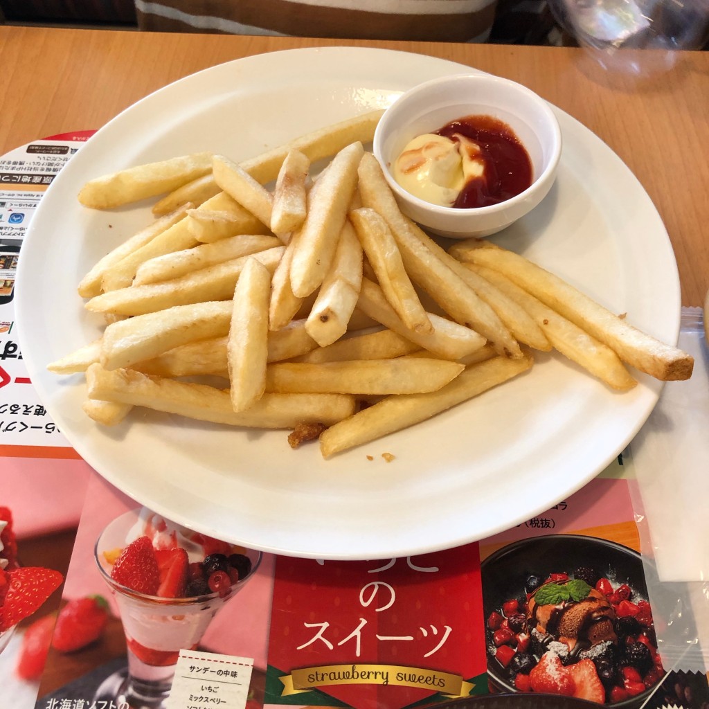 ユーザーが投稿した山盛ポテトフライの写真 - 実際訪問したユーザーが直接撮影して投稿した鶴原ファミリーレストランガスト 泉佐野貝田店の写真