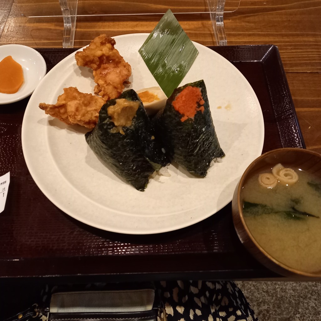 ユーザーが投稿したお好きなおにぎり二個定食の写真 - 実際訪問したユーザーが直接撮影して投稿した緑町居酒屋菊松食堂の写真
