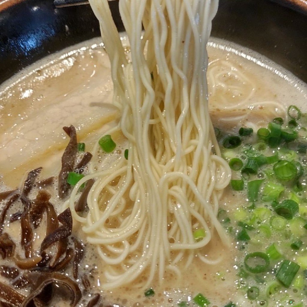 ユーザーが投稿した豚骨ラーメンの写真 - 実際訪問したユーザーが直接撮影して投稿した鵜沼三ツ池町ラーメン専門店博多ラーメン 二代目白神 各務原店の写真