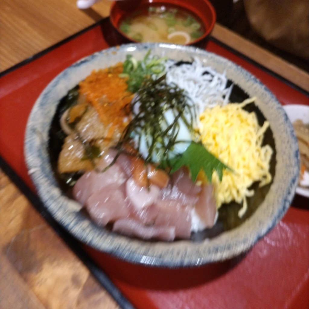 ユーザーが投稿した気まぐれ賄い丼 ランチの写真 - 実際訪問したユーザーが直接撮影して投稿した中島魚介 / 海鮮料理海鮮食堂つなや 宮前店の写真