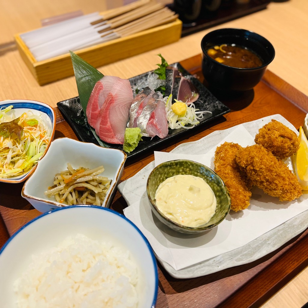 ユーザーが投稿したカキフライ&刺身定食 丼の写真 - 実際訪問したユーザーが直接撮影して投稿した南口丼もの魚どん 然の写真