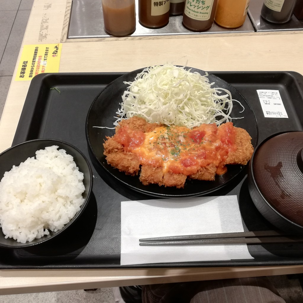 ユーザーが投稿したトマトチーズロースカツ定食の写真 - 実際訪問したユーザーが直接撮影して投稿した橋本とんかつ松のや 橋本店の写真